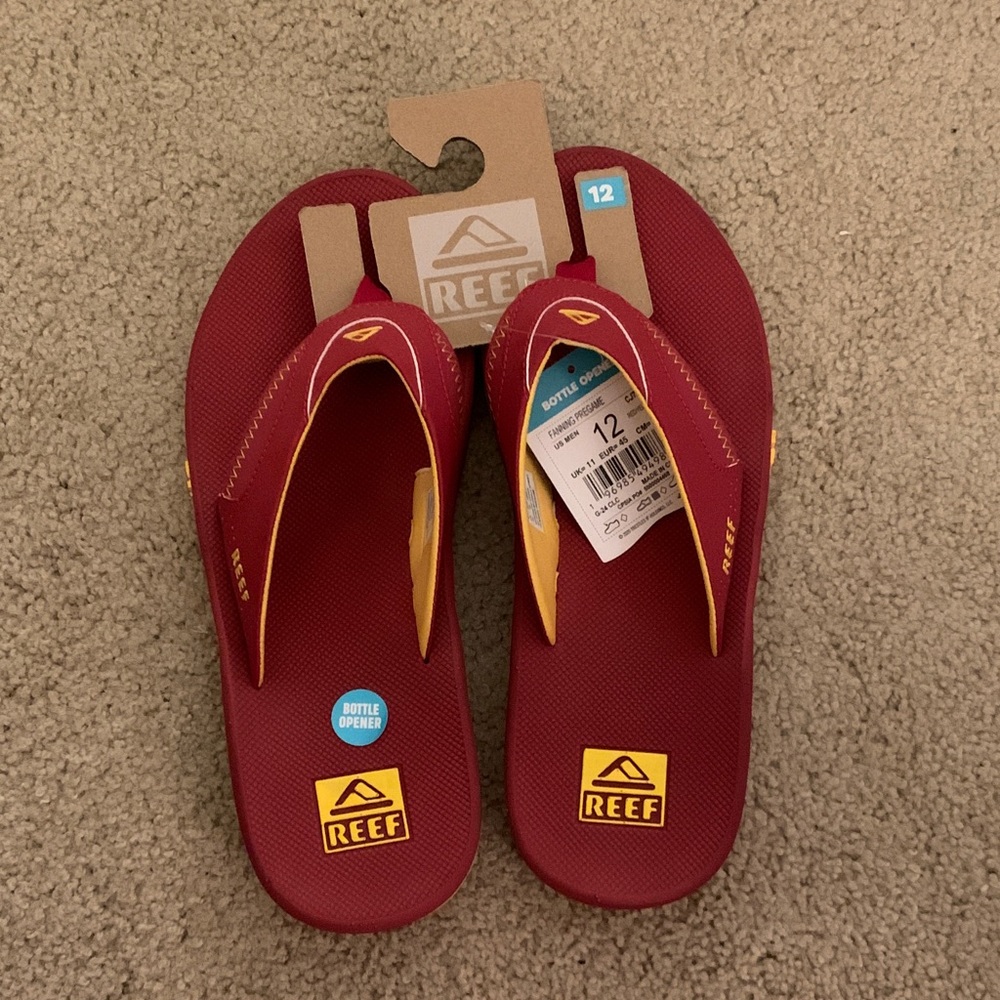 Reef NWT Men’s Sz 12 Fanning Pregame Cardinal & Gold Flip Flops w/Bottle Opener